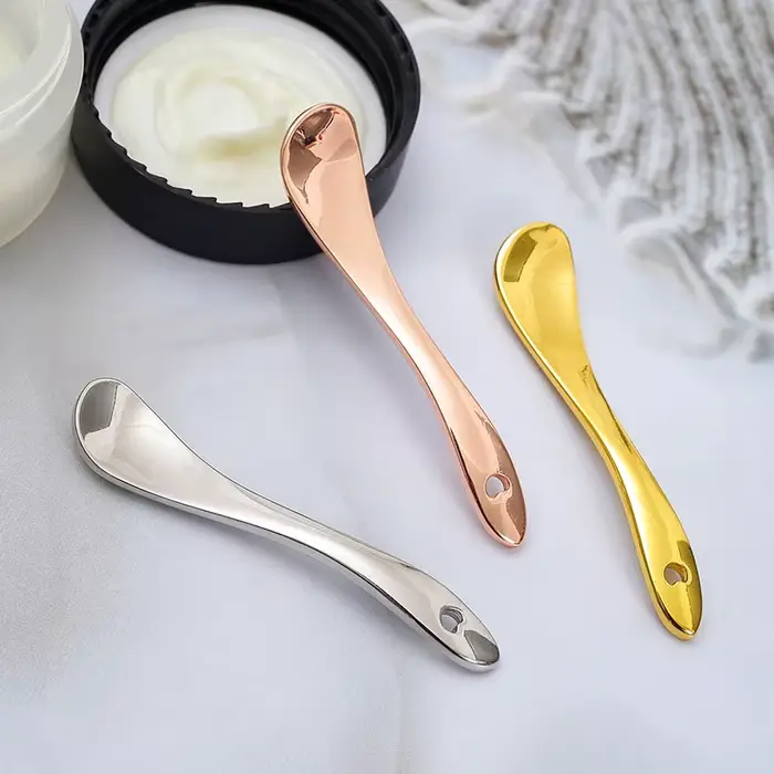 Spatule cosmétique en métal