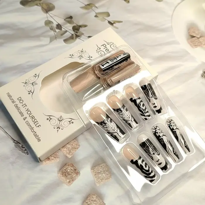 Conseils français presse sur ongles longs faux ongles noir blanc Anime bande dessinée conception cou
