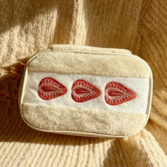 Trousse de Maquillage en Peluche Fraise Brodé, Sac de Rangement Multifonctionnel pour Femme, Sac à H