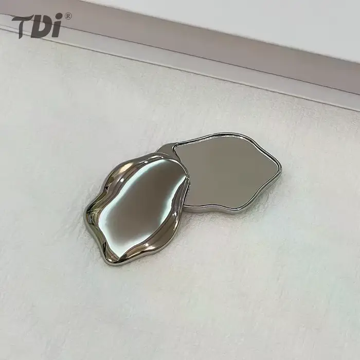 Miroir de maquillage portatif en forme de coeur