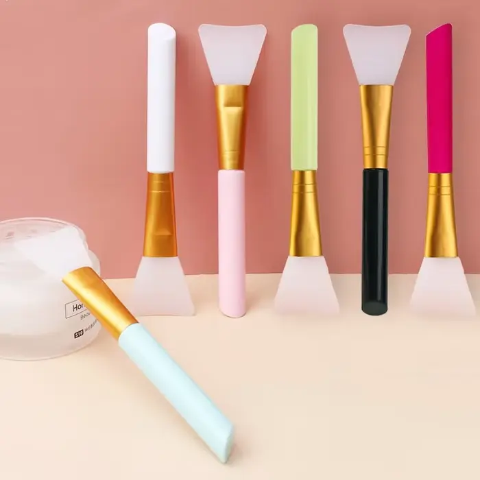 Brosse en silicone pour mélanger les masques qualifiée aux