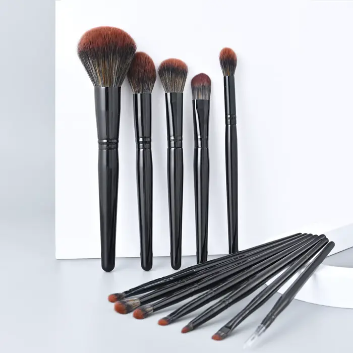 Ensemble de pinceaux de maquillage professionnels végétaliens noirs