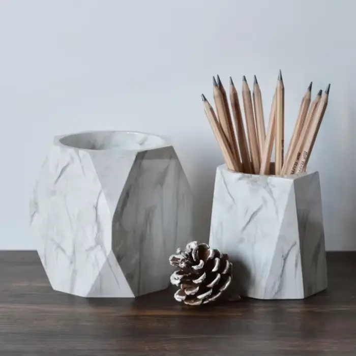 Support pour pinceaux de maquillage pour bureau, boîte de rangement simple, ornement créatif et élégant en résine, porte-stylo, papeterie.