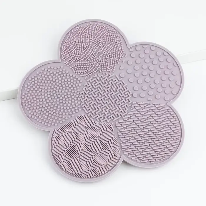 1 tapis de nettoyage pour pinceaux de maquillage en silicone, en forme de fleur, avec ventouse, port
