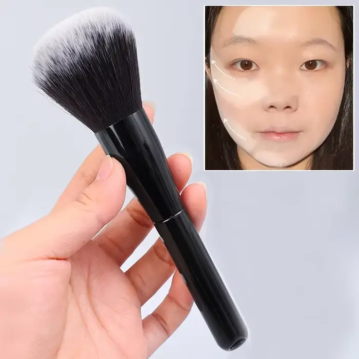 Grand pinceau de maquillage noir