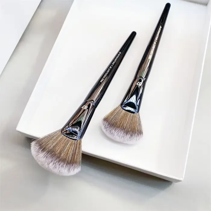 PRO – brosse en éventail à reflets noirs