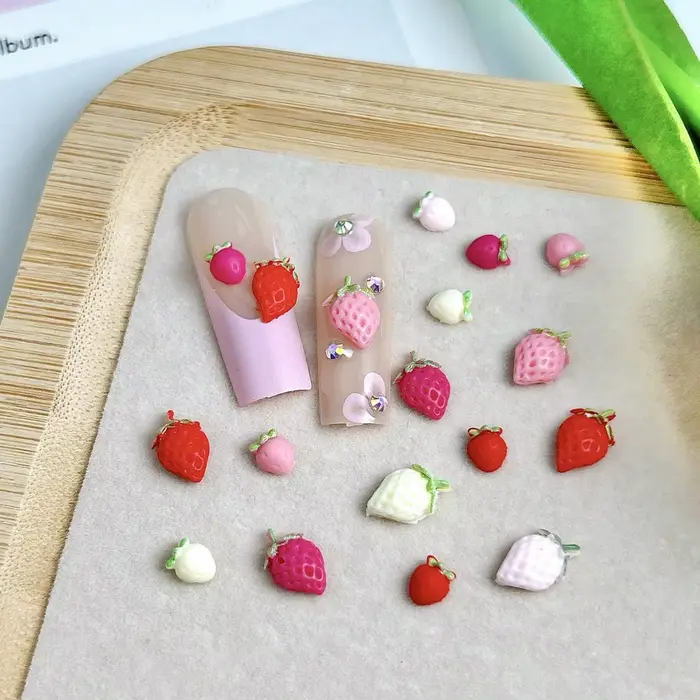 50 pièces mignon dessin animé résine fraise Nail Art décorations accessoires 5 couleurs Mini fraise 