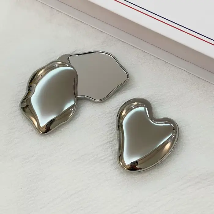 Miroir de maquillage élégant en forme de cœur