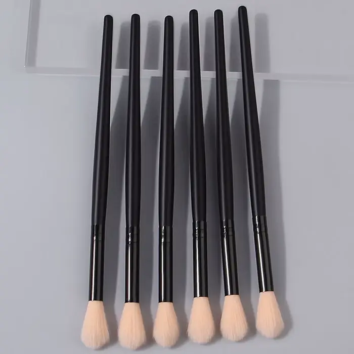 Ensemble de pinceaux de maquillage couleur champagne : pinceau surligneur flamme, pinceau fard à pau