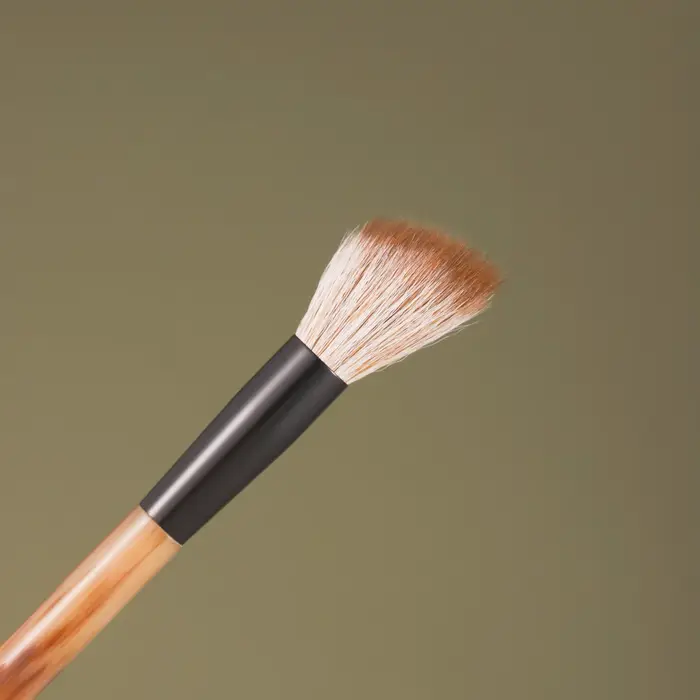 Pinceau de maquillage artisanal en poils de chèvre Kolinsky