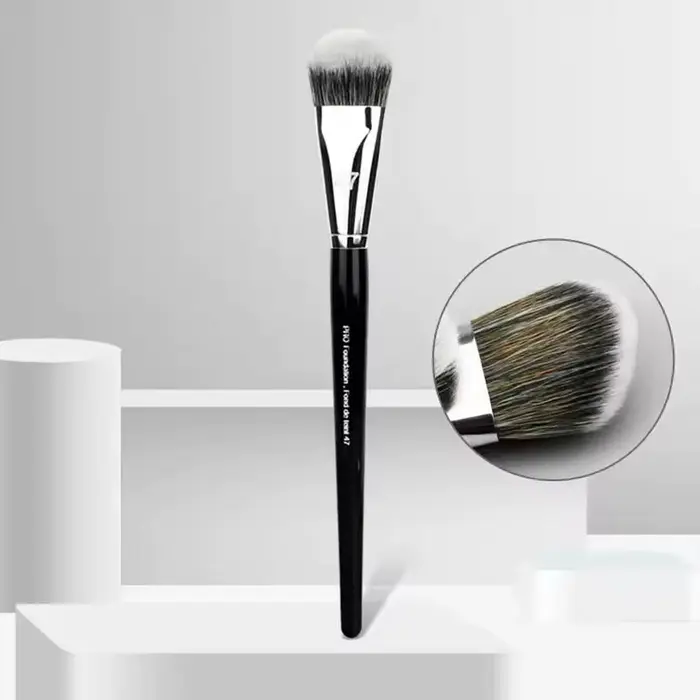 Pinceau de maquillage professionnel Sephora n°47 à angle biseauté pour fond de teint liquide, crème