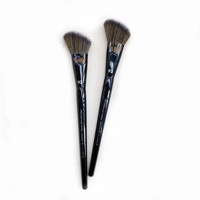 PRO – brosse à Blush coudée 93 cheveux synthétiques doux