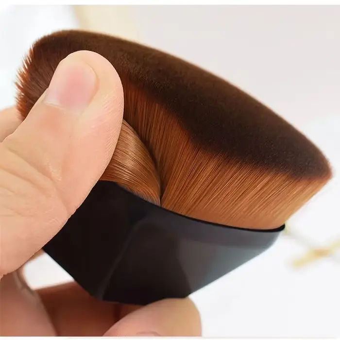 Pinceau de maquillage Kabuki à tête plate haute densité pour une application impeccable de la poudre, des liquides et des crèmes, et un estompage en douceur